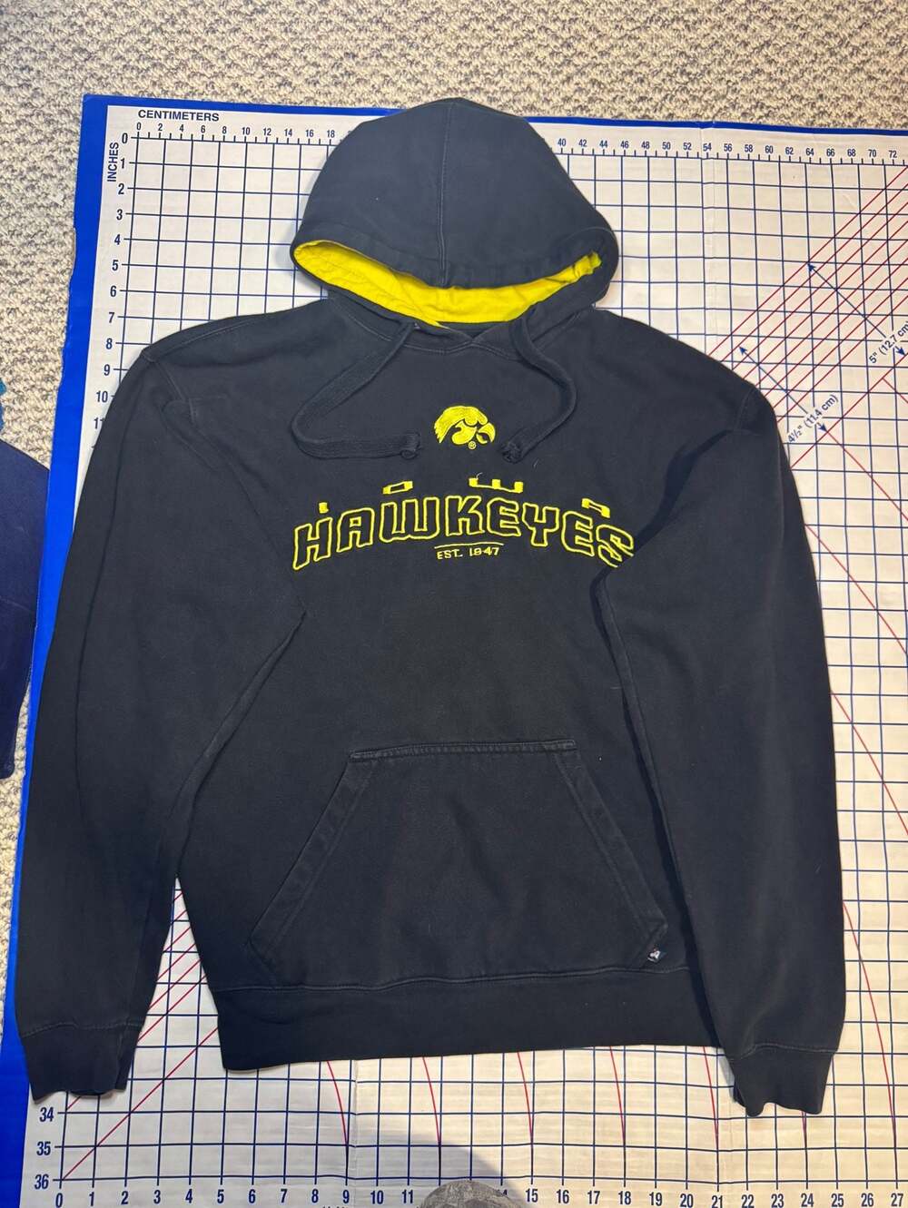 J. America Sportswear Iowa Hawkeyes Black Yellow Hoodie Sweatshirt Size M
